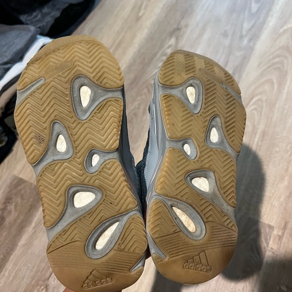 Yeezy Adidas boost 700 V2 in inertia - Picture 5 of 6